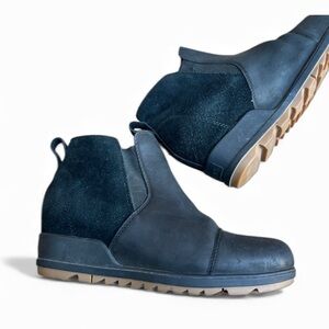 Sorel Black Chelsea-Style Ankle Boots with Tan Outsole